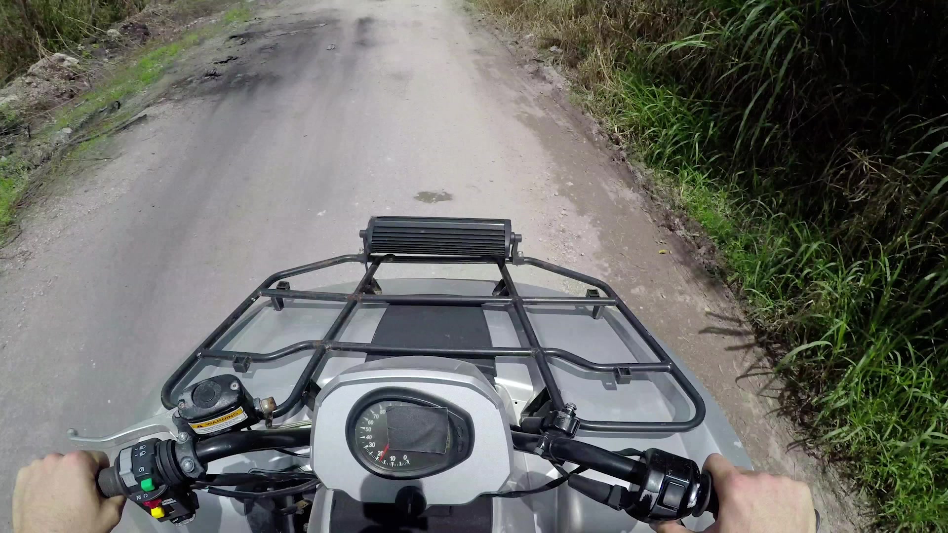 Mamada de excursionista en un quad