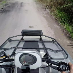Mamada de excursionista en un quad