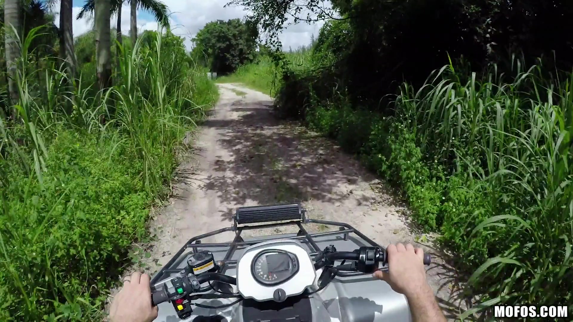 Mamada de excursionista en un quad