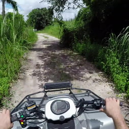 Mamada de excursionista en un quad