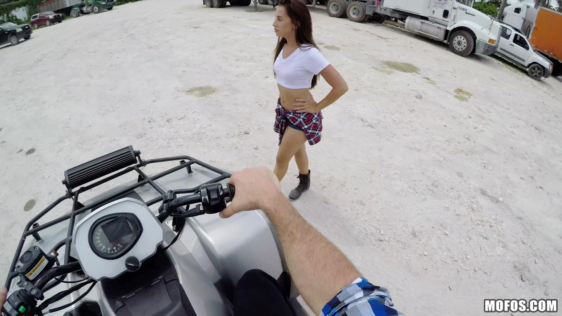 Mamada de excursionista en un quad