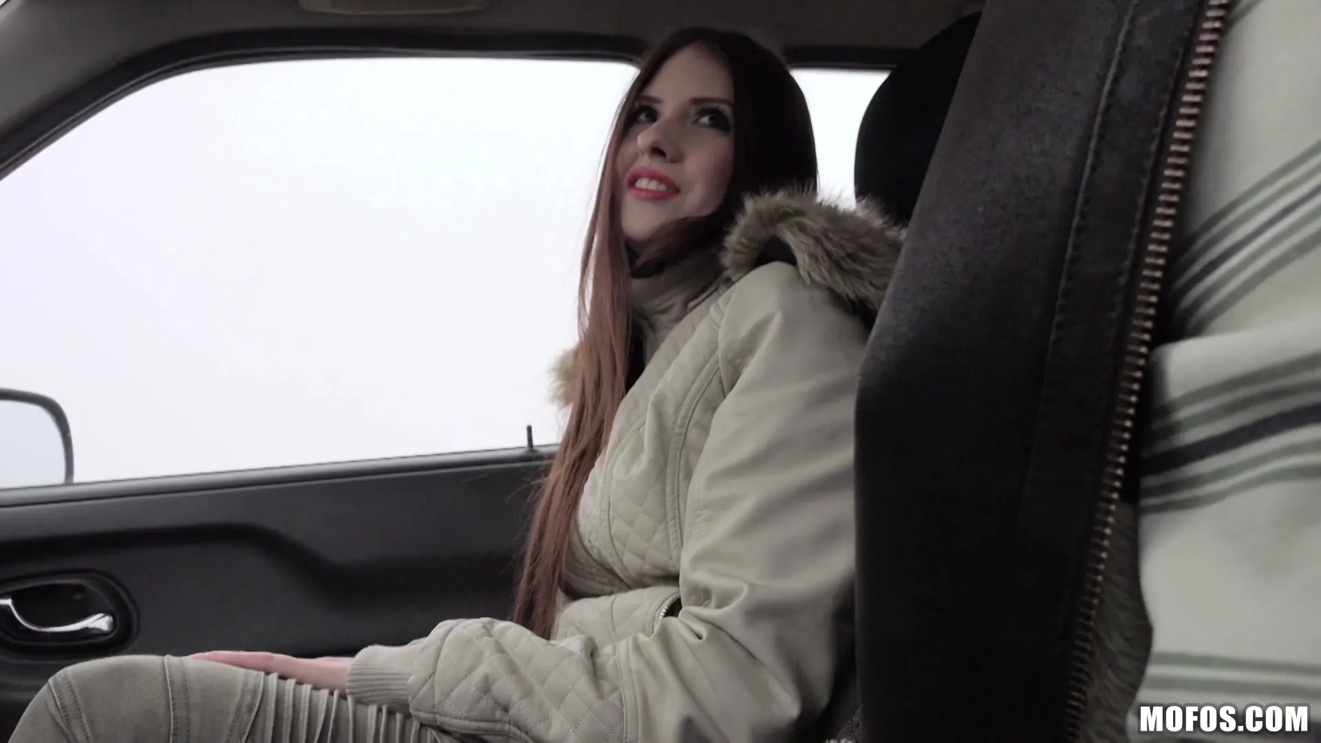 Rebecca Volpetti - Autoestopista hace mamada en coche | Picture (80)